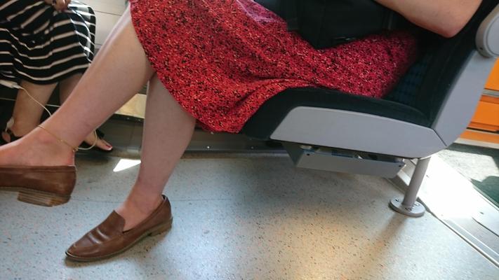 Religiöse Frau in verschwitzten Slippern