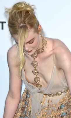Celeb élégant teen salope Elle Fanning, élégant sperme et pisse put