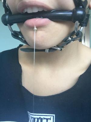 よだれを垂らしているベイビーエイト