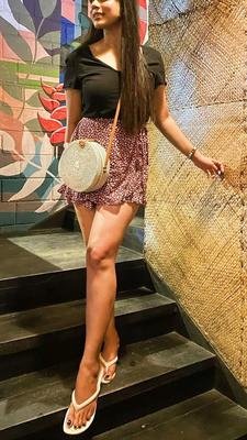 セクシーなおいしい足と美しい足を持つホットセクシーなアジアのホットワイフ