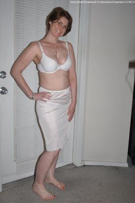 Unbekannte Frau, die sich aus ihrem Nylon -Slip und BH auszieht