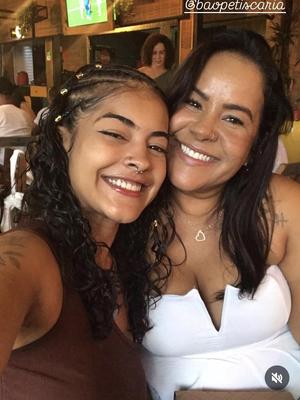 Ele mostrou as fotos da mãe, comentem.