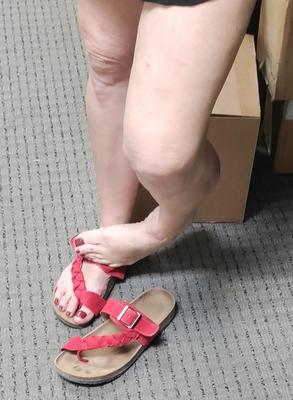 足からからかうギルフ