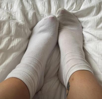 灰は白い靴下を取り除き、彼女のセクシーなピンクのつま先と裏を見せます