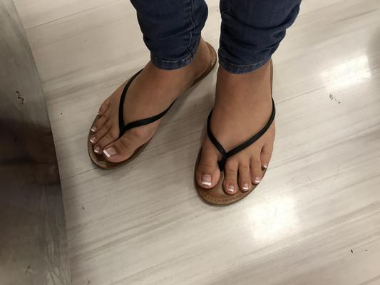 古典的な白いフレンチチップペディキュア